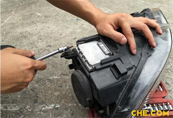 大灯进水汽有什么好方法,氙气大灯进水怎么办