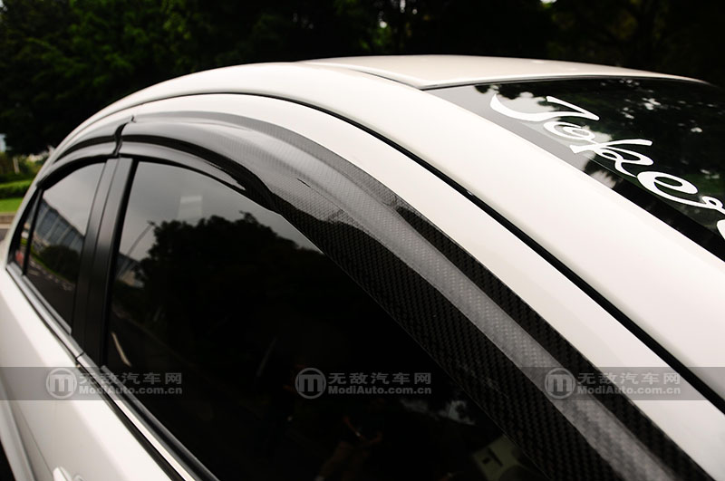 穿梭于繁华都市演绎着专属的姿态翼神