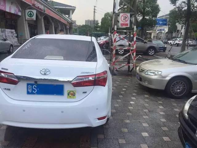 被随意停的电单车挡住怎么办,被乱停车辆挡住去路连撞50次