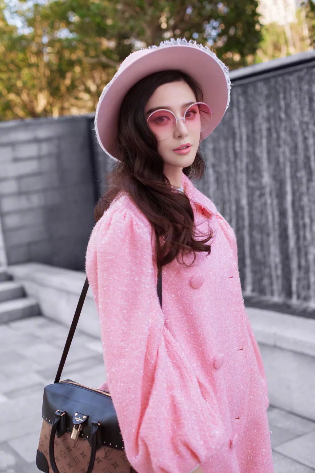 把自己变成“200斤壮汉”的超大风衣，真的好看吗？