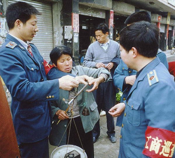 盘点｜从盗版VCD到劣质卫生巾：那些年查处的假冒伪劣商品