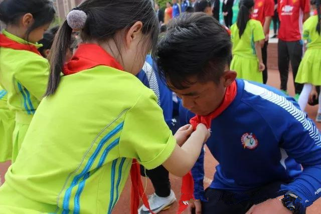 快看呀，昆一中度假区金岸附小“首届校园足球文化节”开幕啦！