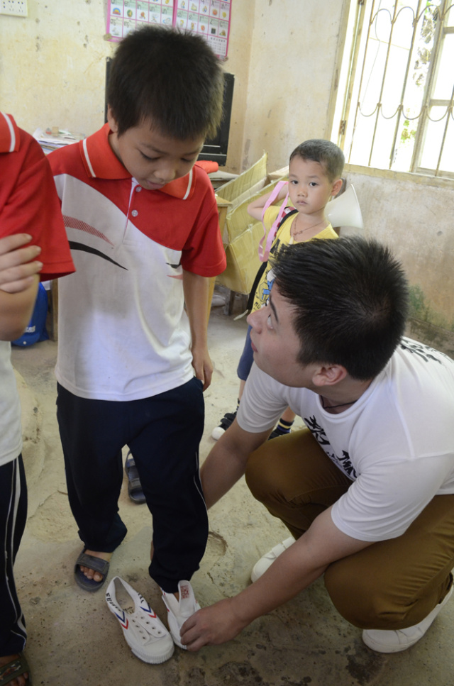 竟然有那么帅气的歪果仁教练来教踢球！这个六一真过瘾！