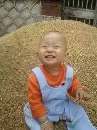 据说小时候都会有一张照片，让你紧张得尿了