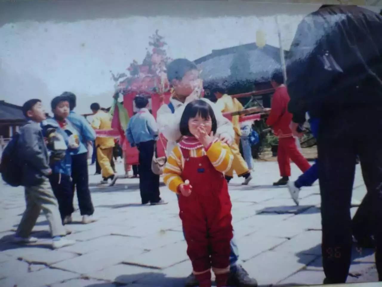 据说小时候都会有一张照片，让你紧张得尿了