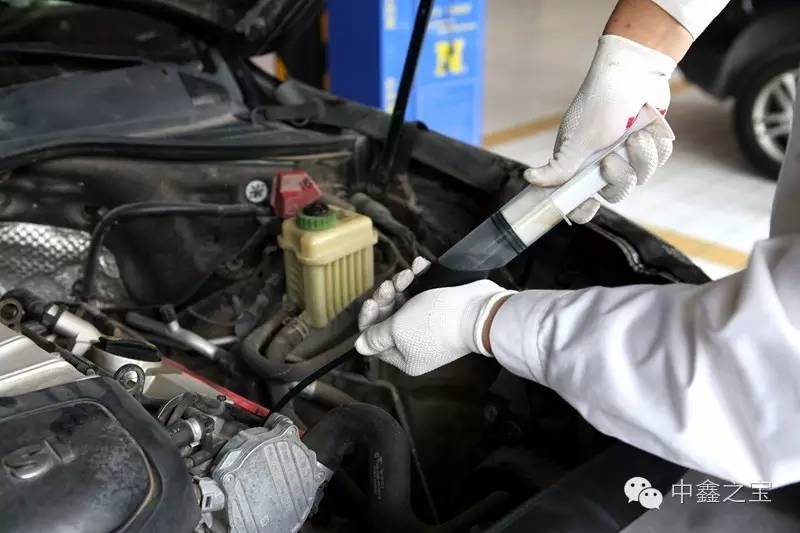 汽车机油多长时间换一次最好视频,汽车机油是看时间换还是看公里数