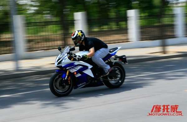 雅马哈yzf600r试驾视频,2023雅马哈yzf-r6赛道版