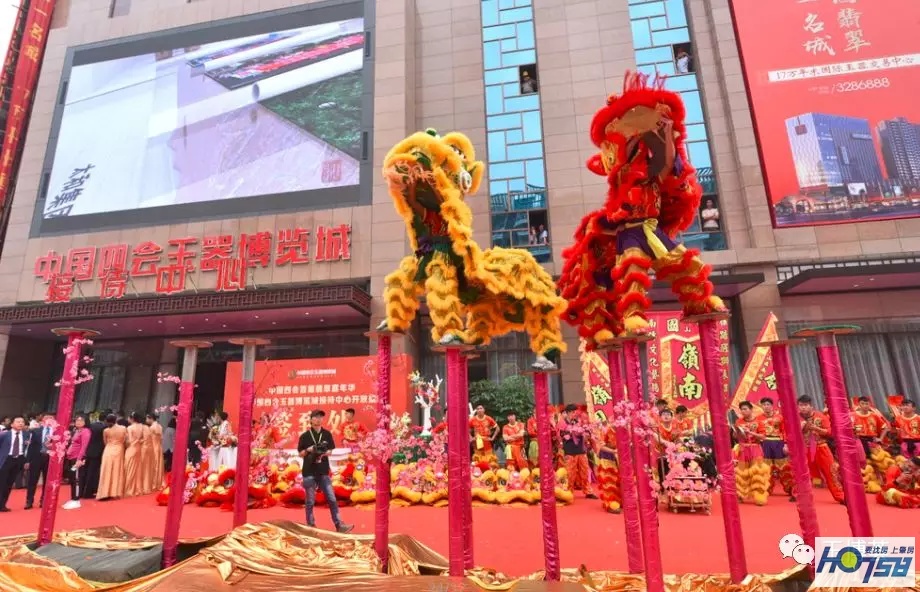 太壮观了！玉博城接待中心开放近万人围观，千万豪车、翡翠大秀、雄狮争霸激情上演