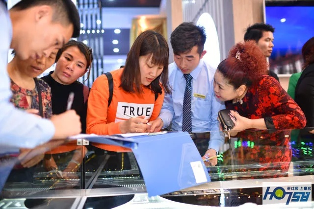 太壮观了!玉博城接待中心开放近万人围观,千万豪车、翡翠大秀、雄狮争霸激情上演