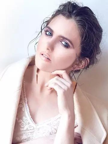 怎么区分散粉的颜色,新手化妆用散粉还是蜜粉