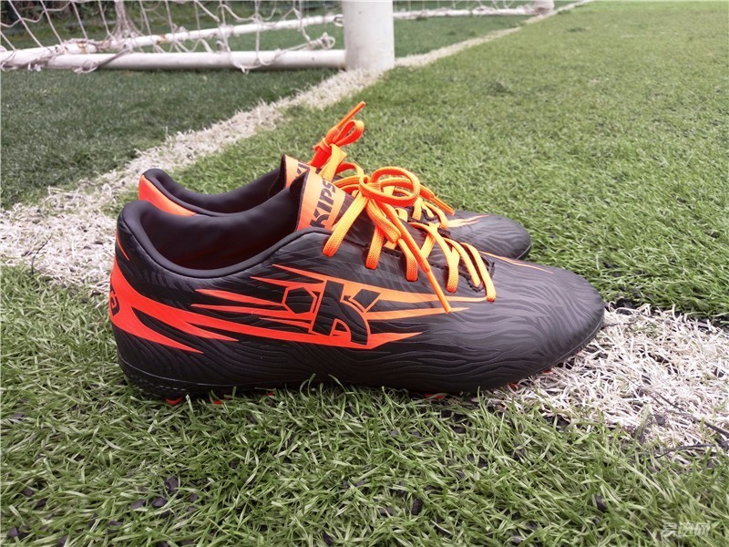 迪卡侬agility500mg足球鞋,开箱白红色的迪卡侬足球鞋