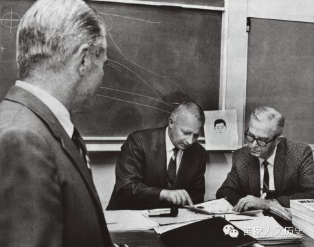 看凶案现场还原行凶过程,看到凶案现场捂脸