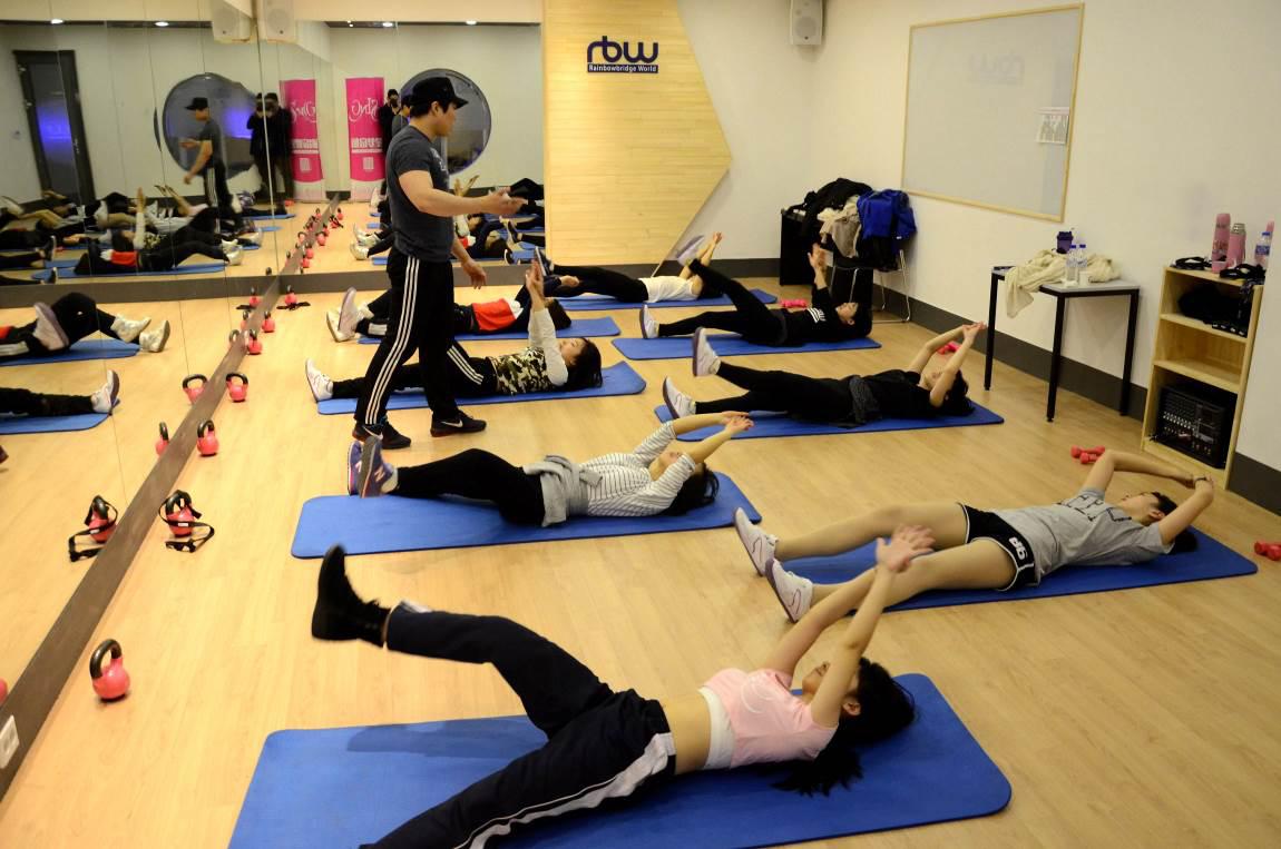 365天真人直播养成的女团吃不了苦就不要来！