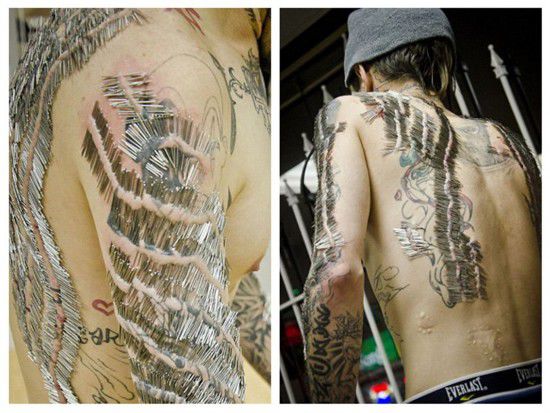 纹身满背被扎针,纹身看着都疼的视频