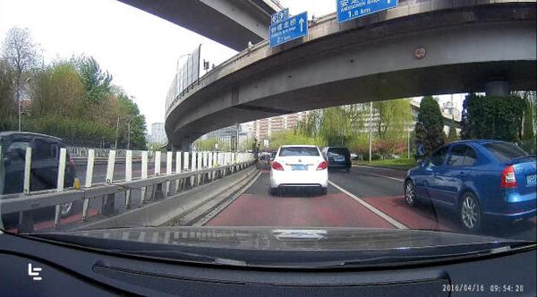 内饰科技感十足配置更丰富,颜值拉风内饰科技感十足