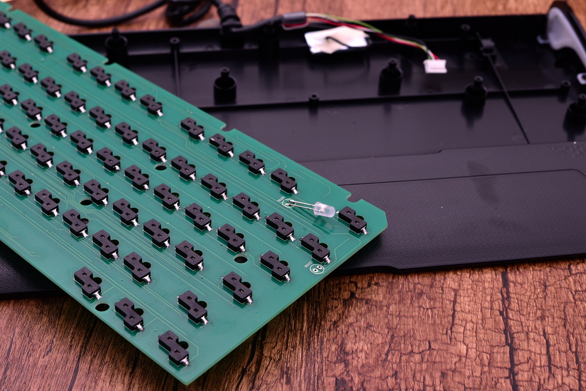 可换轴机械键盘走向2.0时代，E元素三防机械键盘对比拆解