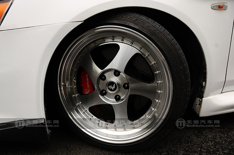 穿梭于繁华都市演绎着专属的姿态翼神