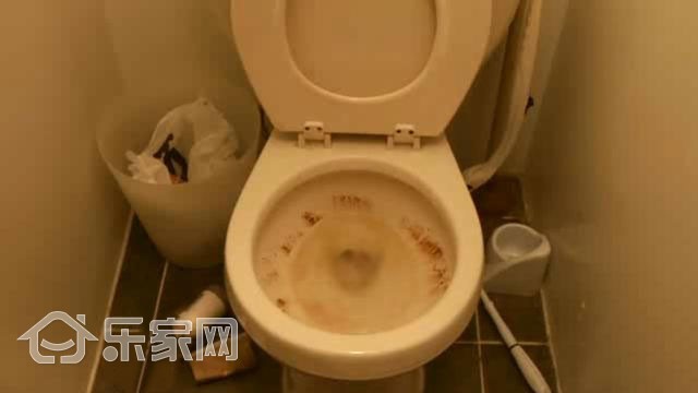 她不小心把泡腾片掉进洗手盆，家人竟然还连连赞好！