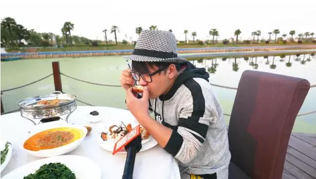 六间房主持人直播美食感叹美味！