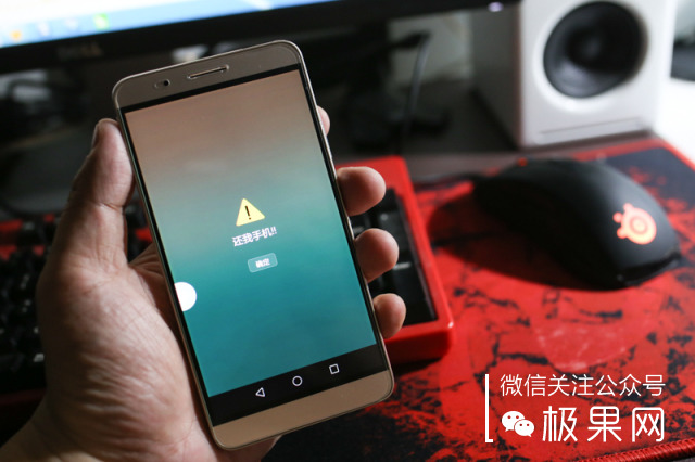 荣耀的这个电话充满心机，镜头竟可以翻转180°