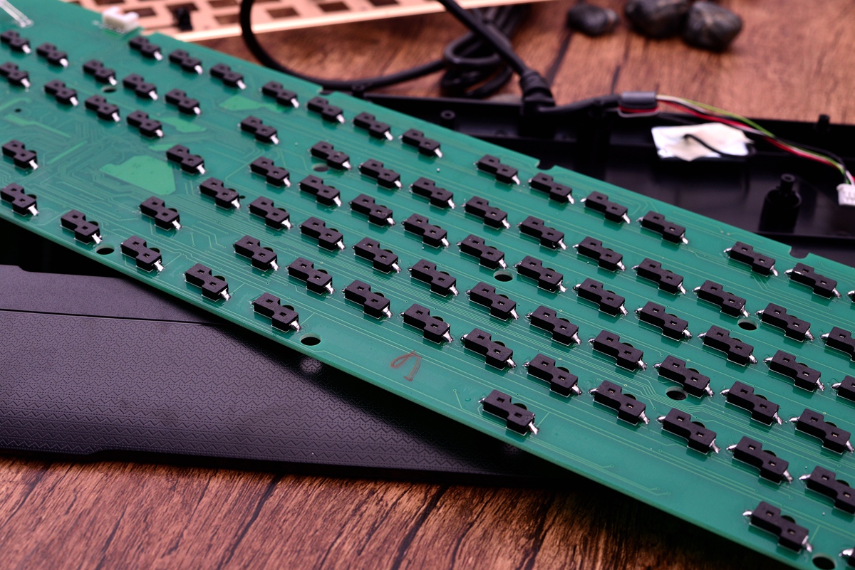 可换轴机械键盘走向2.0时代，E元素三防机械键盘对比拆解