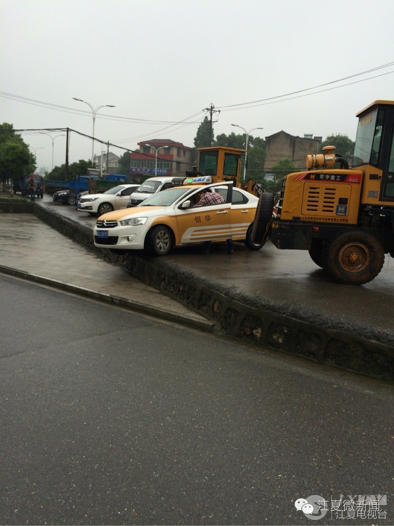 [市民爆料]出租车司机好猛啊|弱势群体真难|学校门前堵车