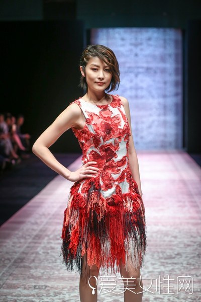 陈慧琳长腿出席活动坐姿,陈慧琳跳舞现场版露脐装