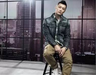 男生低调色系,男生一般适合什么色系