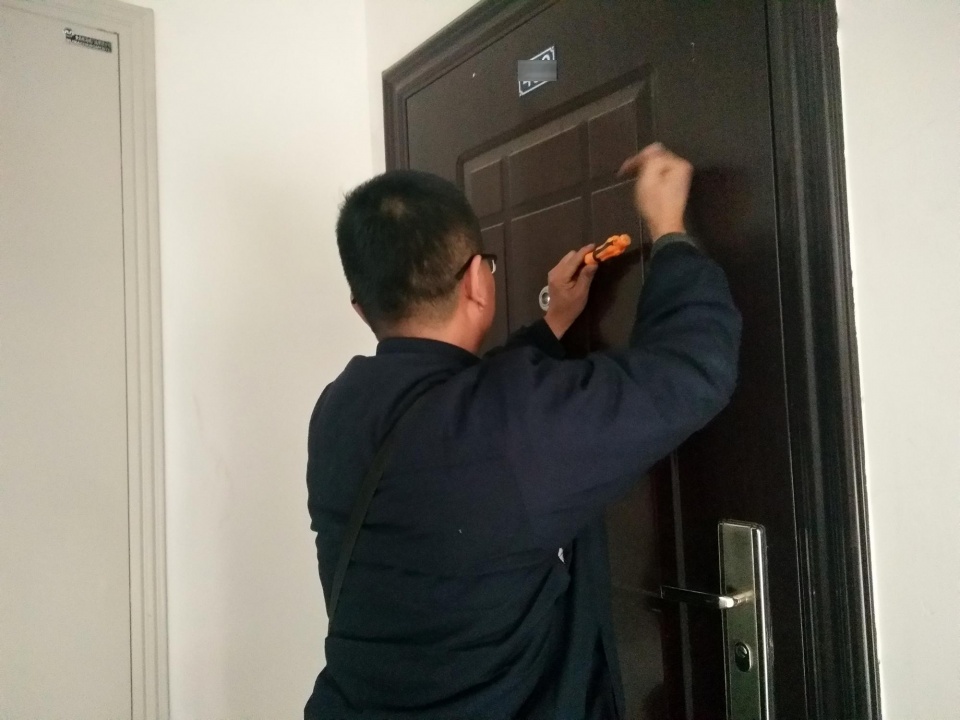 实拍：开锁人3分钟开锁赚60元，整个过程不看身份信息