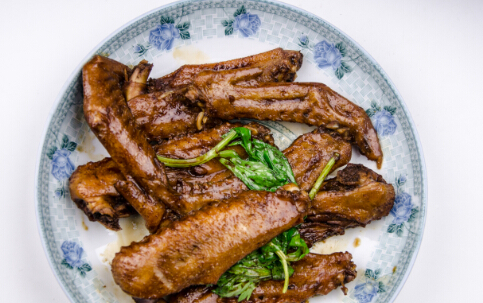 女人吃卤味中毒视频,女子买卤肉进医院