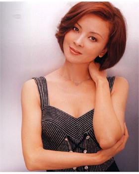 她年纪轻轻却与赵本山*祖英宋**平起平坐，背景身家壕到吓人被曝隐婚