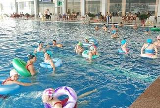 游泳池游泳被传染,游泳女孩感染