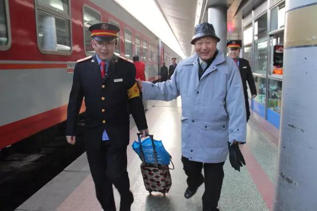 火车列车员真实工作,火车上的列车员一个月工资多少钱