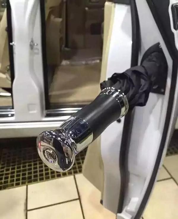 劳斯莱斯上面的一把雨伞，价值过万，除了遮风挡雨还能干嘛？