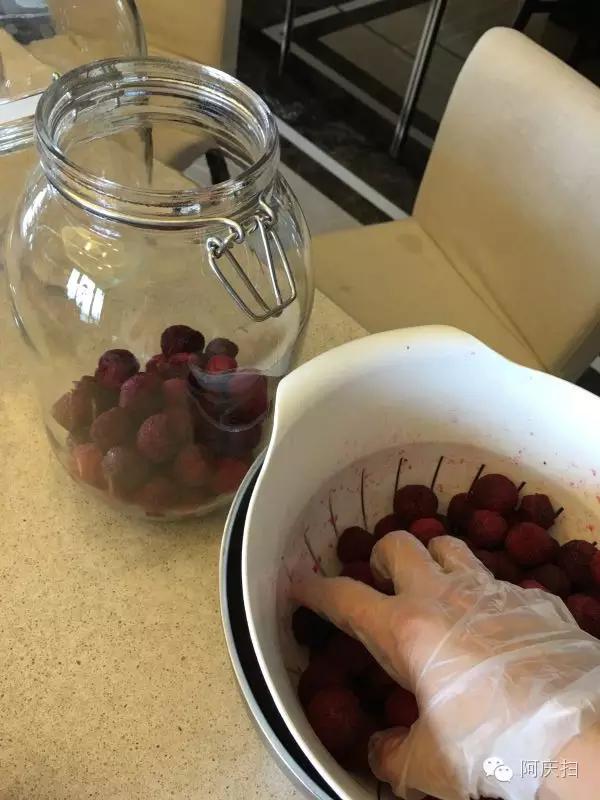 看欧洲杯，就该喝这个：手把手教你做超简单的杨梅烧