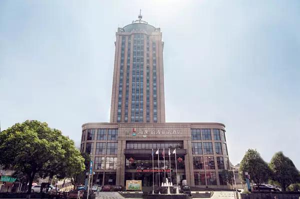 一个有情怀的荆门男人,在长江租了一条游轮,只给荆门人免费坐