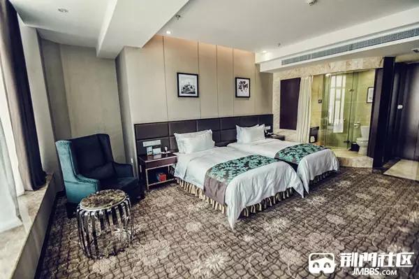 一个有情怀的荆门男人,在长江租了一条游轮,只给荆门人免费坐