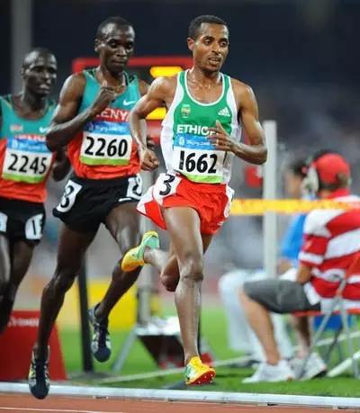 选择跑鞋内翻足和外翻足区别,亚瑟士跑鞋适合外翻还是内翻