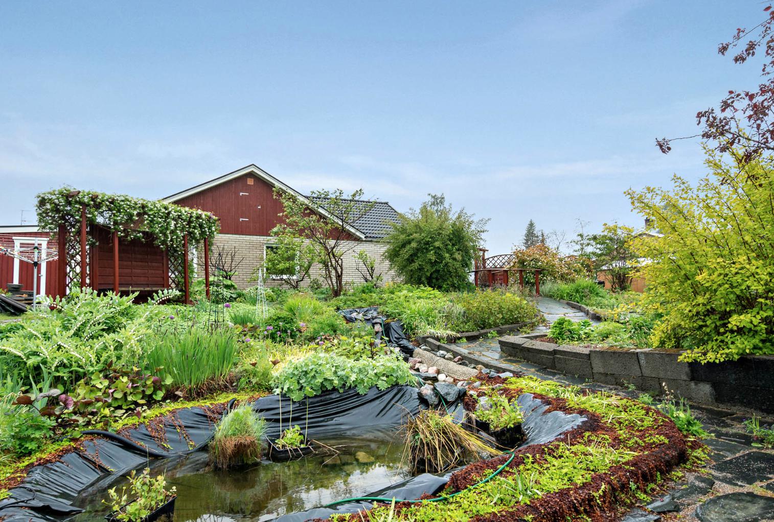 小院子适合盖小别墅吗,可以在独栋别墅的院子里盖平房吗