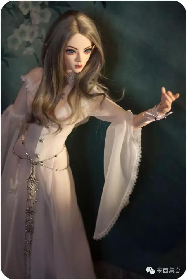 她是资深娃娘，也是暴雪爸爸的死忠粉