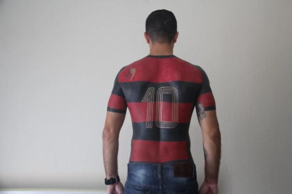 永远身着主队战袍!狂热球迷把最爱俱乐部球衣文上身