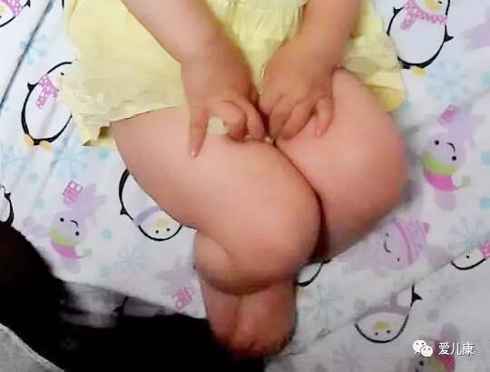 宝宝爱摸大人脸耳朵怎么回事,宝宝爱摸东西怎么回事