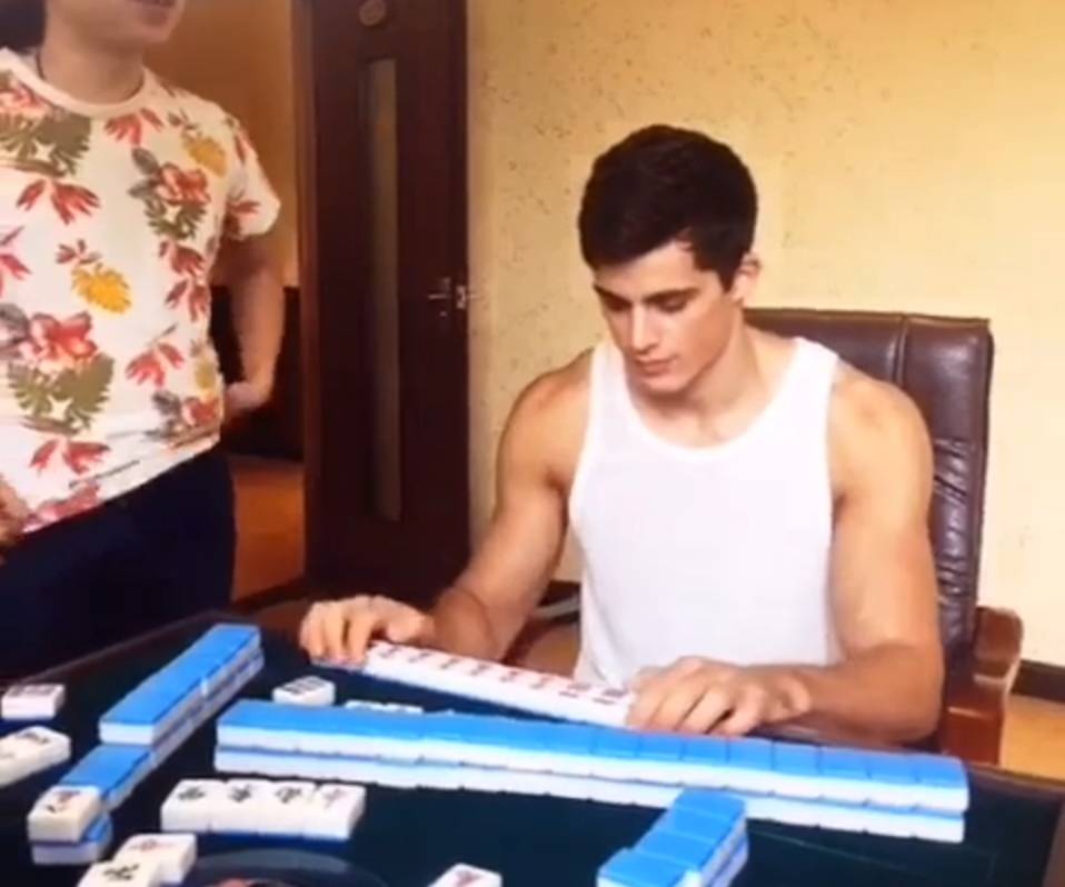 六岁被阿玛尼钦点为*用御**模特，他独家的身材秘笈