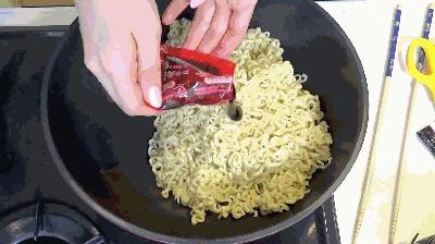 这么可爱的大胃王你见过么？