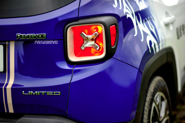 jeep自由侠试驾第一视角,毒辣车评jeep自由侠