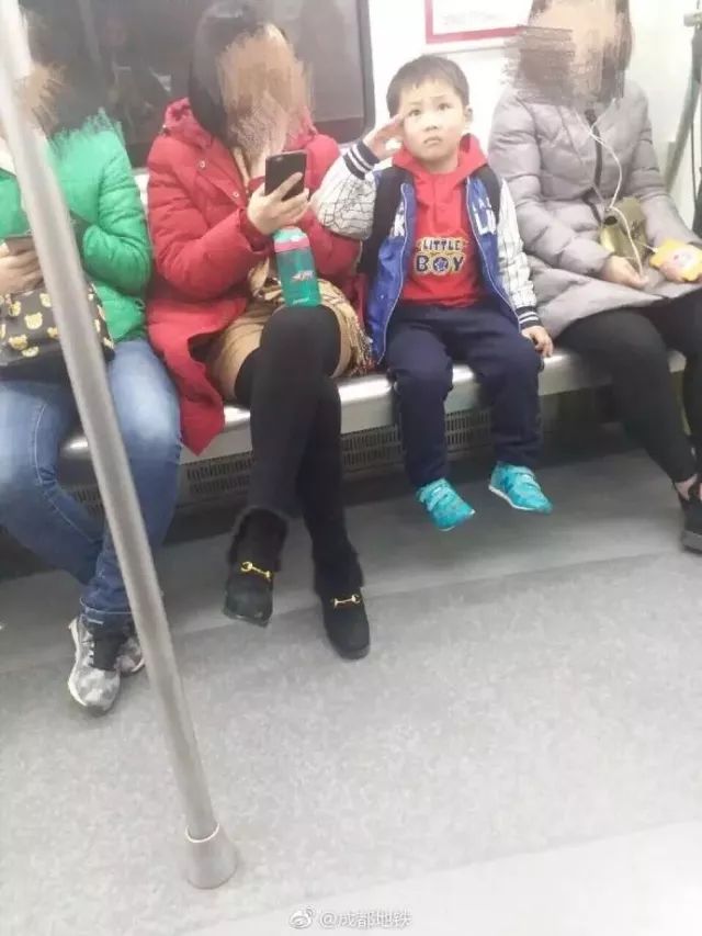 男子辱国旗被判刑三年,男子辱国旗被拘留