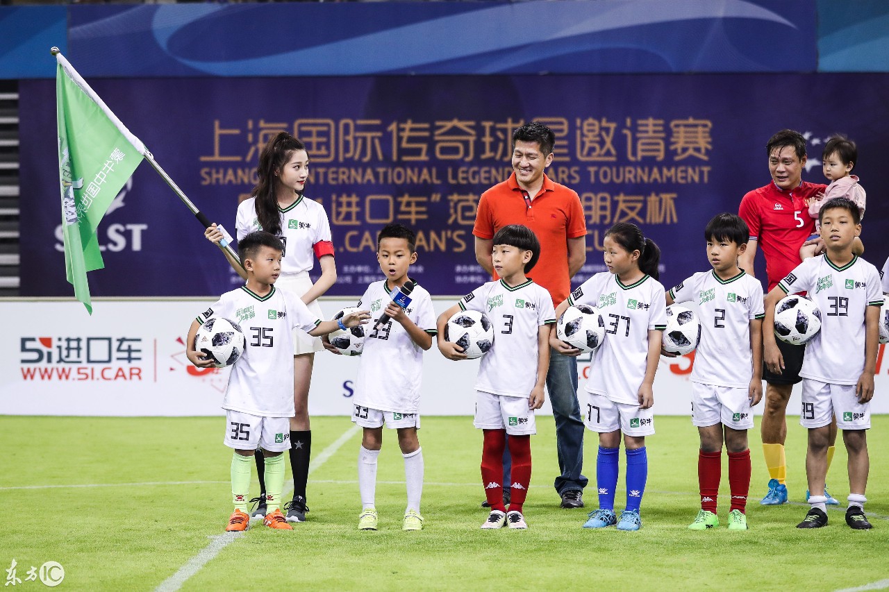 关晓彤足球宝贝助力世界杯,关晓彤踢足球照