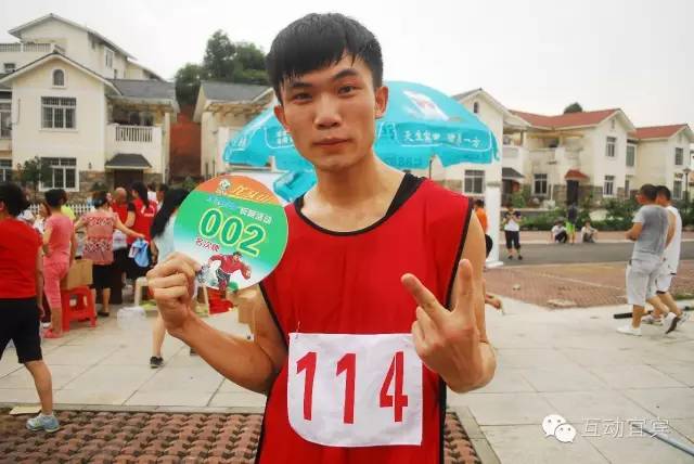 哇塞，龙头山好热闹，人人都在领奖品！