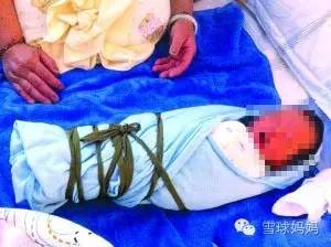 给宝宝裹起来的正确方式,给宝宝裹包被的方法