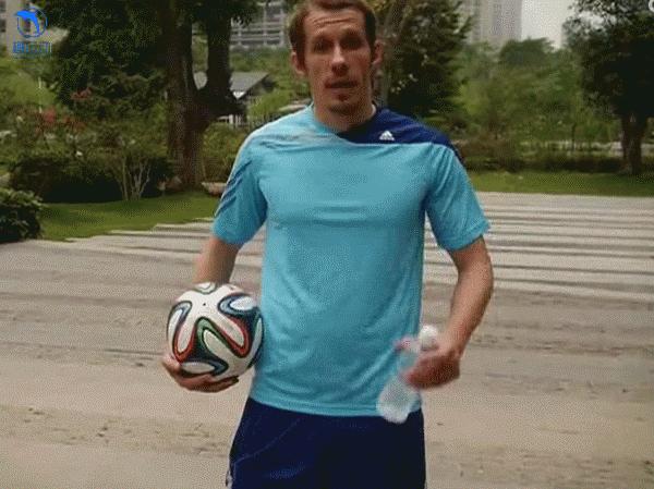 足球拉球过人技巧,背后运球转身过人教学